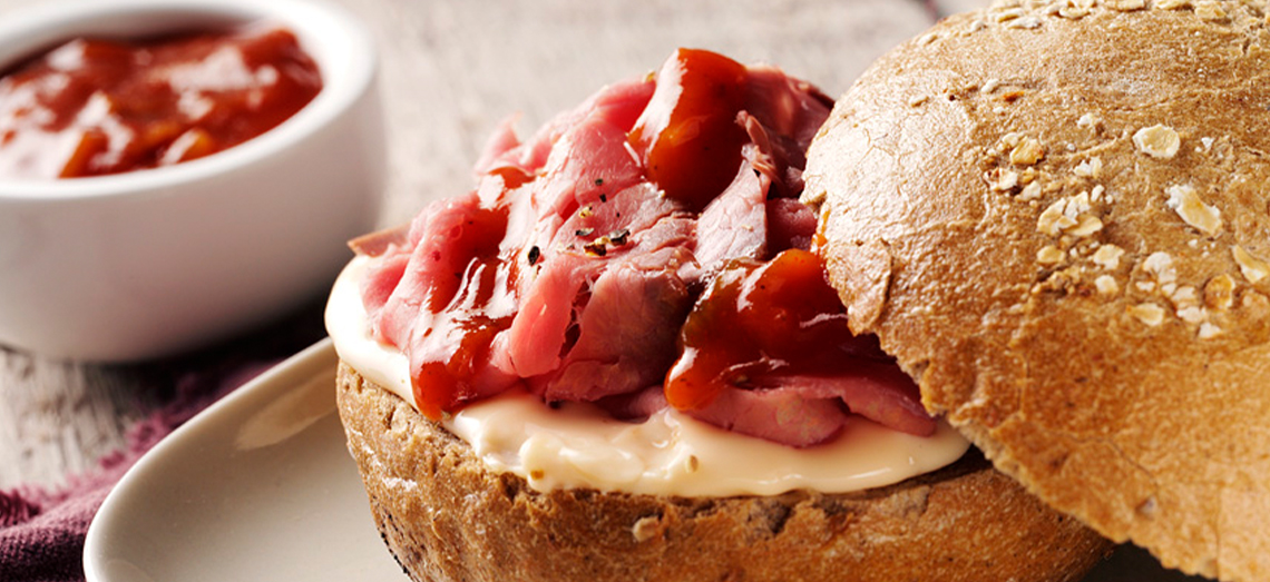 Pain complet au rosbif, fromage extra affiné et sauce piquante