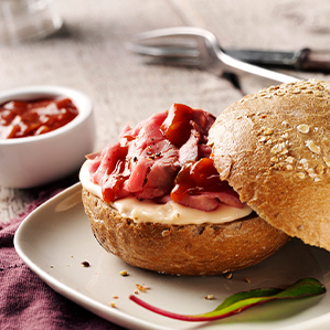 Pain complet au rosbif, fromage extra affiné et sauce piquante