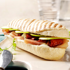 Panini jambon de Parme, gouda, tomates séchées, pommes