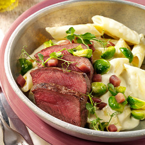 Penne, filet de cerf, choux de Bruxelles, poire étuvée et bleu