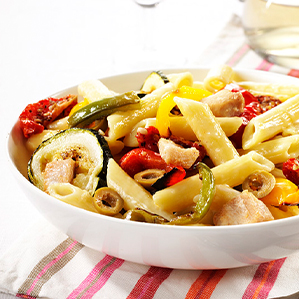 Penne aux légumes grillés, au poulet et au brie