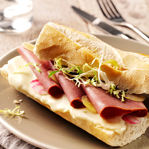 Petit pain au pastrami, bleu et betteraves jaunes
