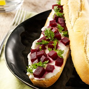 Pistolet au fromage de chèvre doux, betterave rouge et cerfeuil
