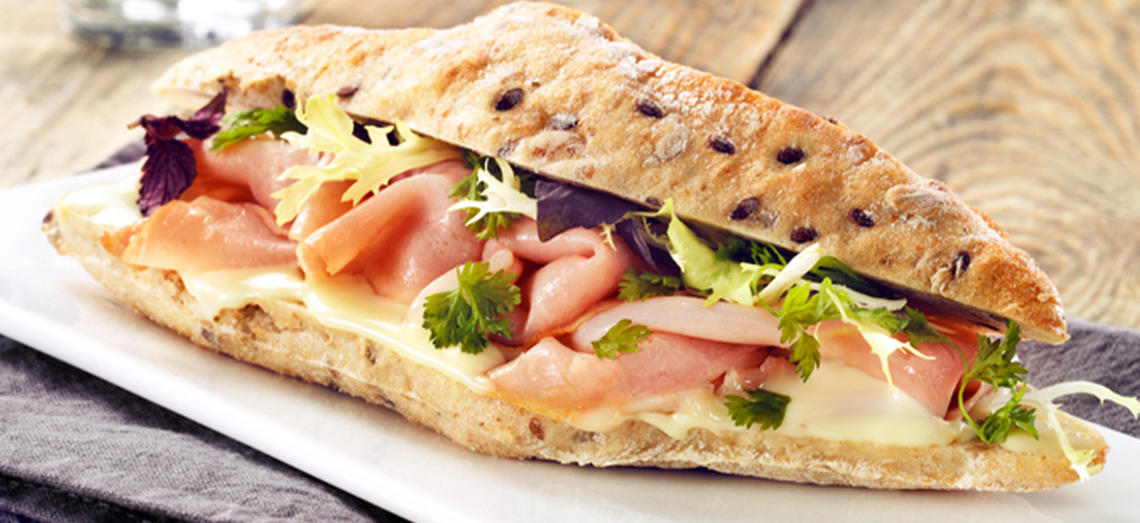 Pistolet garni de jambon à l’os chaud et gouda fondu