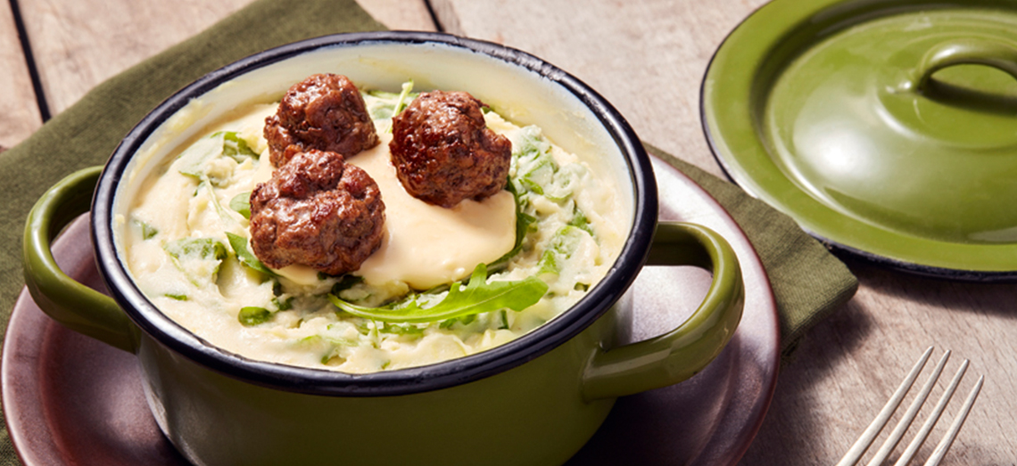 Pot-au-feu à la roquette, fromage affiné fondu et boulettes de viande de bœuf haché
