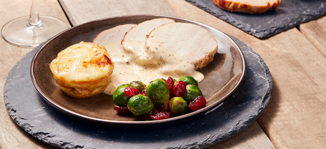 Roulade rôtie, sauce poivre-fromage et muffin de gratin de patate
