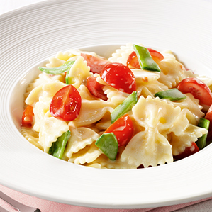 Salade de pâtes, pois mange-tout, tomates cerise et roquefort