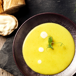 Soupe épicée au poulet au curry et fromage de Gouda