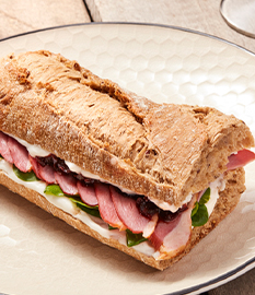 Baguette au fromage de chèvre, magret de canard fumé, chutney d'oignon