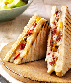 Croque-monsieur au pastrami, légumes grillés et fromage extra affiné