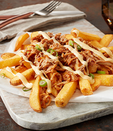 Frites paysannes au porc effiloché et gouda extra affiné