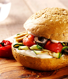 Wholemeal roll with soft goat’s cheese and vegetables
