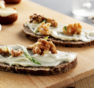 Filled sweet peppers with blue cheese and fruit loaf