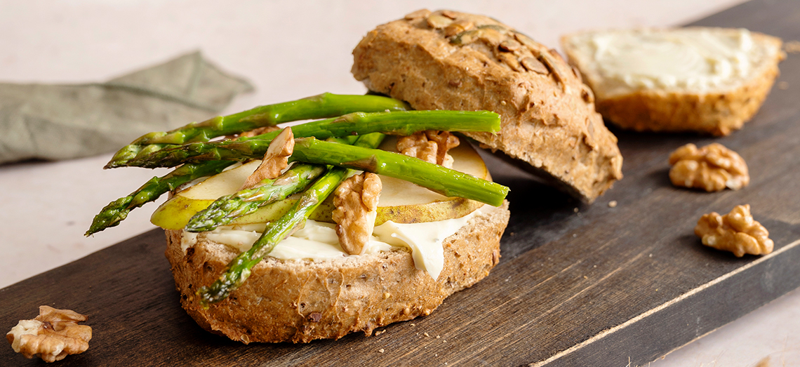 Crusty roll with blue cheese, green asparagus, pear and walnuts