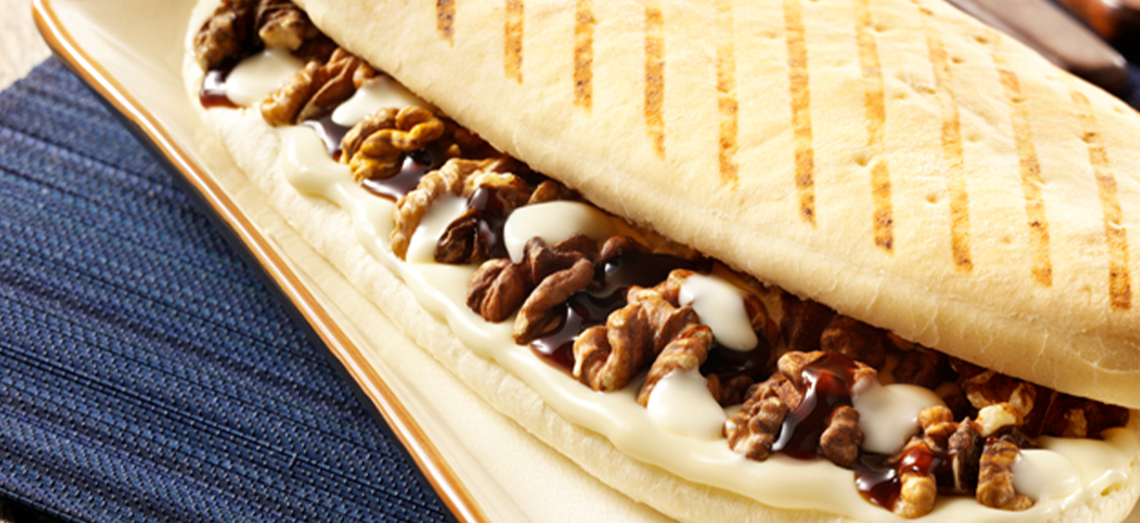 Panini with brie, walnuts and Liege syrup