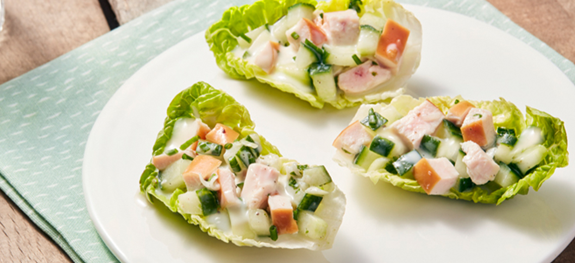 Appetiser of smoked chicken, cucumber and Gouda cheese