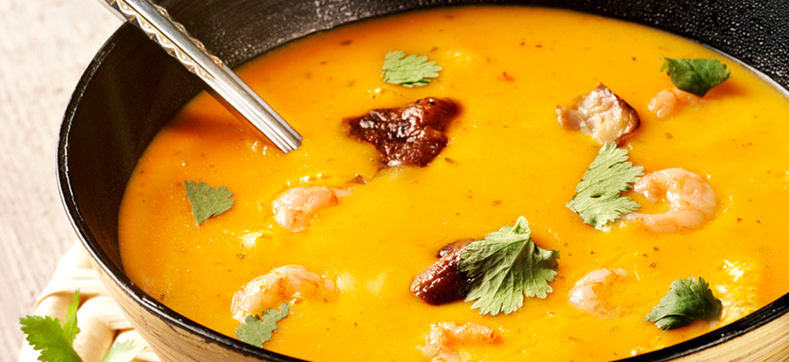 Creamy Thai curry soup with Gouda cheese and prawns
