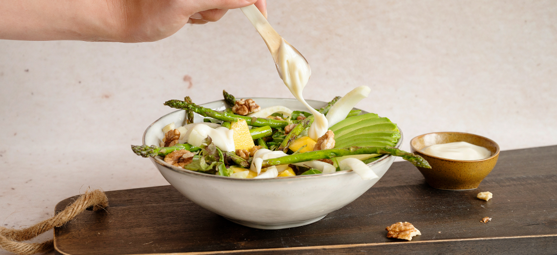 Lukewarm salad with low-fat Gouda cheese, asparagus, avocado and mango
