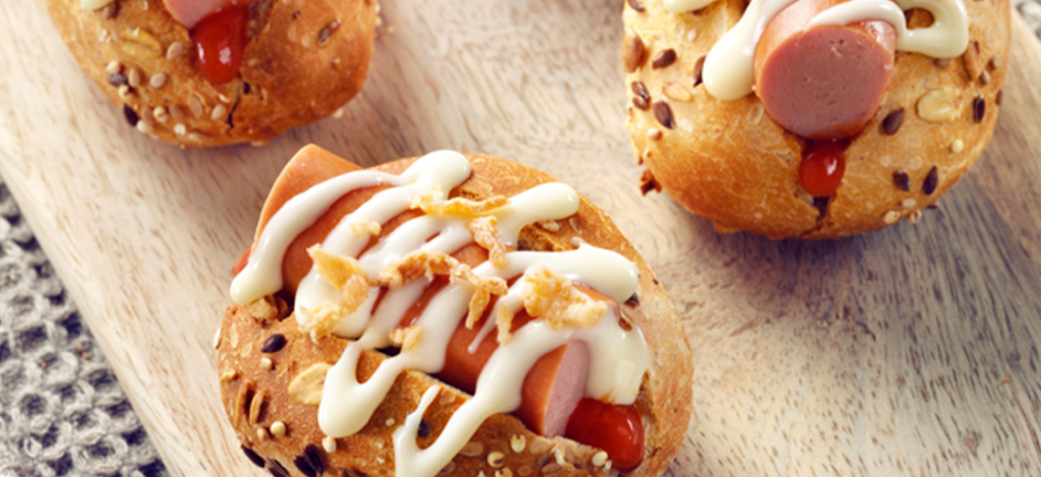 Mini hotdogs with cheese sauce