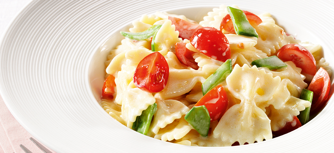 Pasta salad with mangetout, cherry tomatoes and melted Roquefort