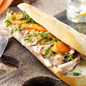 Sandwich with melted Roquefort, grilled chicken, carrot and cress