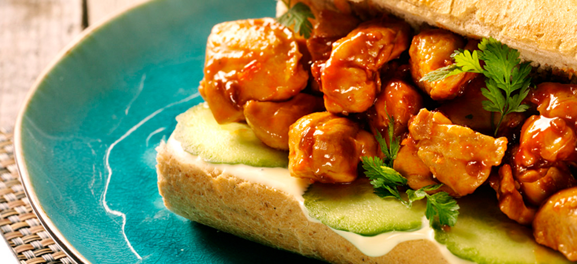 Spicy chicken sandwich with Gouda cheese and pickled cucumber