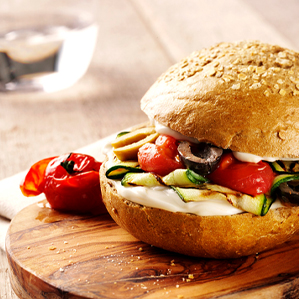 Wholemeal roll with soft goat’s cheese and vegetables
