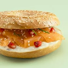 Amuse met dadel en krokante parmaham