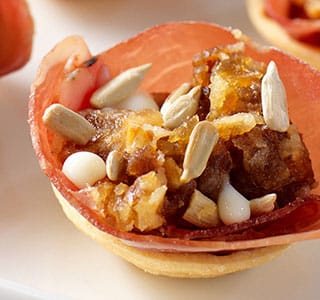 Amuse met dadel en krokante parmaham