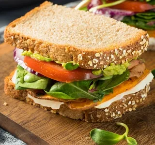 Privé: Sandwich met zoete aardappel, tomaat en avocado