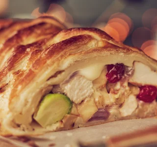 Privé: Gevulde bladerdeegvlecht met wintergroenten en brie