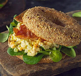 Privé: Bagels met zelfgemaakte eiersalade met brie