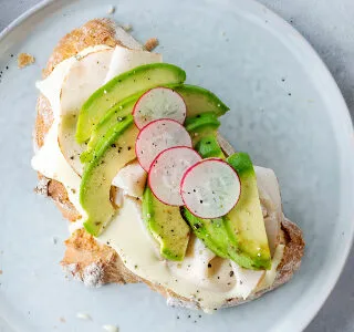 Privé: Zuurdesembrood met biologische kaas, kipfilet, avocado en radijs