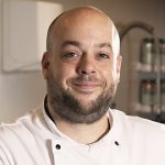 Chef-kok Filip Janssens speelt in op de wensen en behoeften van de bewoners van Woonzorgcentrum Mayerhof in Mortsel met de kazen van ERU