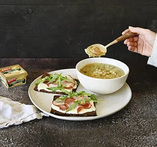 Erwtensoep en roggebrood met katenspek en roomzachte smeerkaas