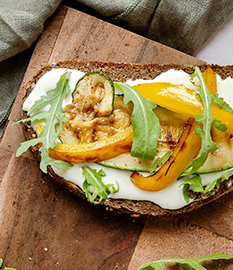 boerenbrood met goudse kaas en gegrilde groenten