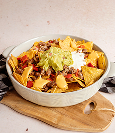 nachos met gehakt paprika cheddar guacamole en zure room