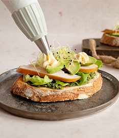 sandwich kip avocado gerijpte kaas en kiemgroenten