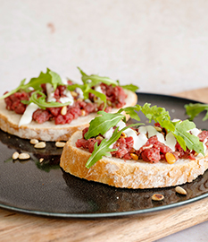 zuurdesem met carpaccio parmezaanse kaas en pijnboompitjes