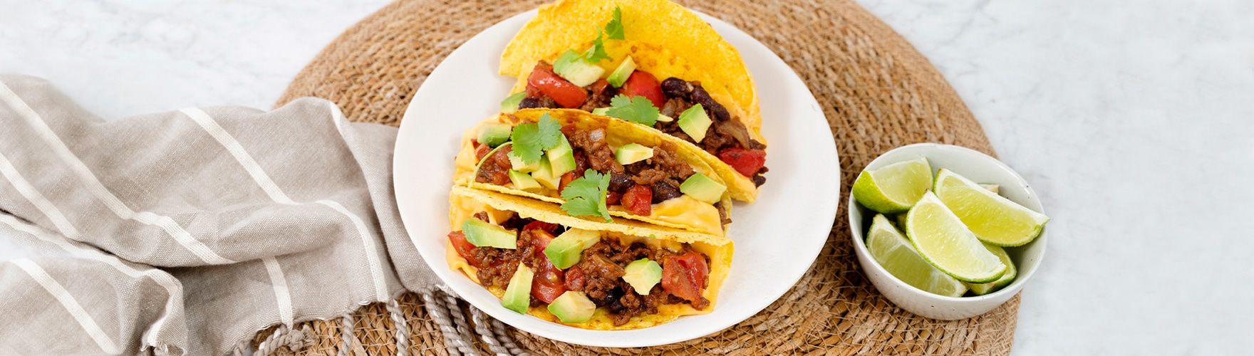 Taco's met cheddar kaas, gehakt, kidneybonen, ui, tomaat, avocado en koriander