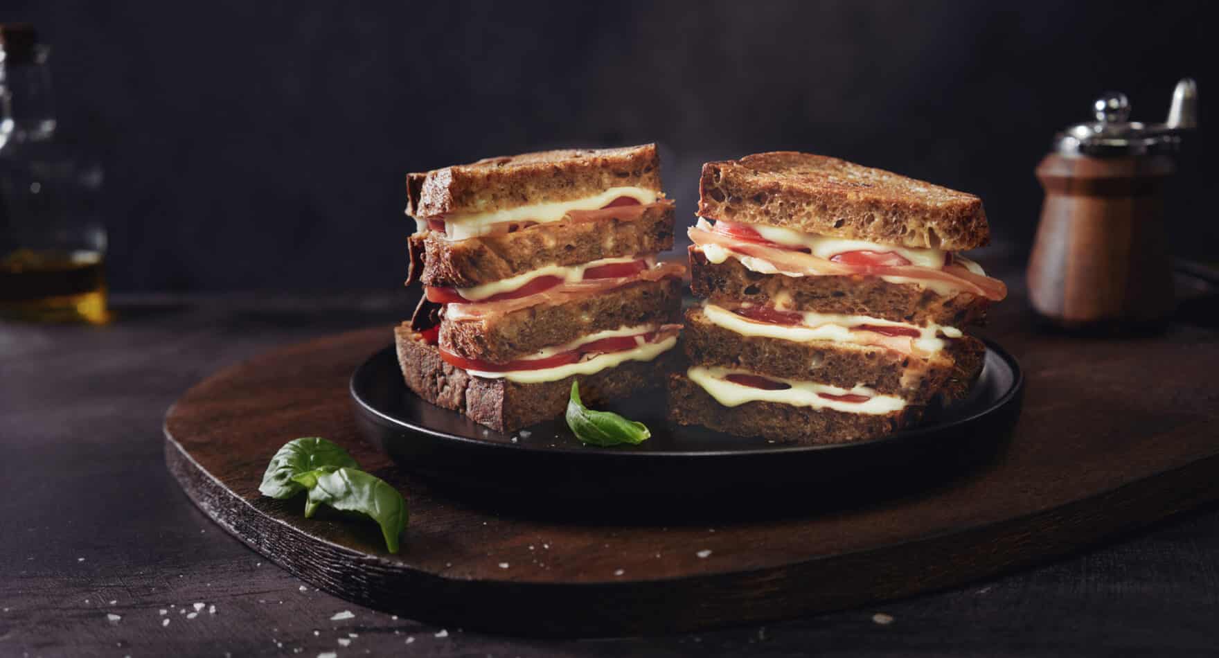 Dubbeldekker sandwich met extra gerijpte kaas