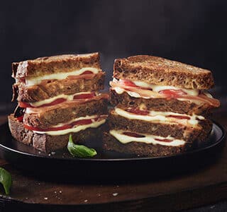 Dubbeldekker sandwich met extra gerijpte kaas