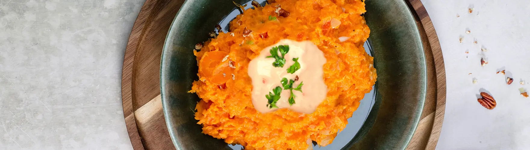 Zoete aardappel wortel stamppot met pittige kaas