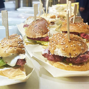 Bietenburger met geitenkaas en huisgemaakte pesto