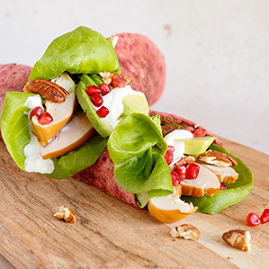 Bietenwrap met gerookte kip, geitenkaas en granaatappelpitjes