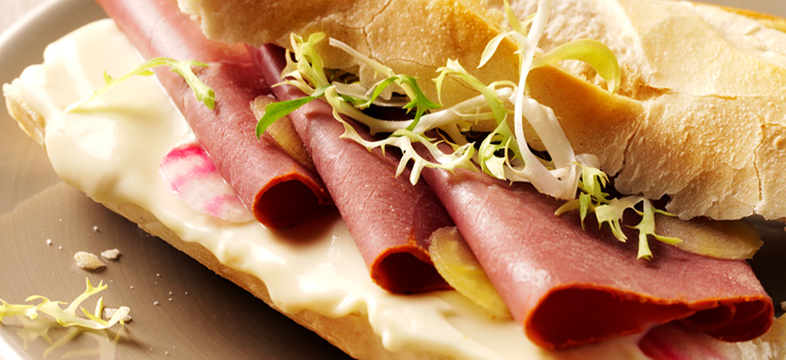 Broodje pastrami met blauwschimmelkaas en gele bietjes