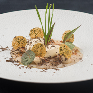 Coquilles met ijs en een krokantje van Parmezaanse kaas, notencrème en truffel