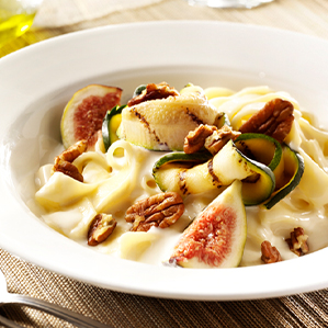 Fettuccine met courgette, vijgen, pecannoten en geitenkaas