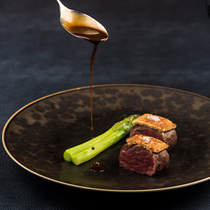 Gegrilde black angus met blauwschimmelkaas en groene asperges