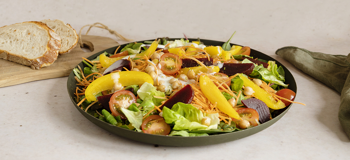 Kleurrijke salade met wortel, biet en een Goudse kaas dressing